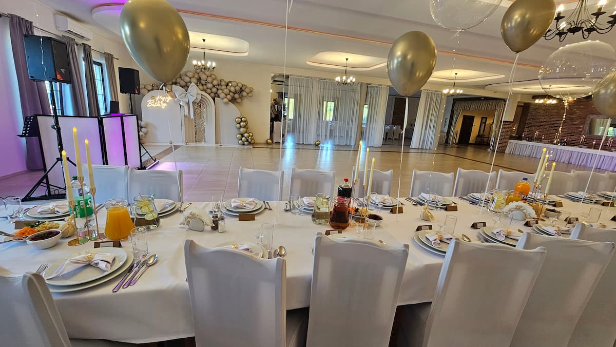 Elegancki stół na jubileusz w Zajeździe Harasówka