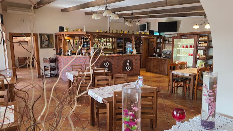 Wnętrze restauracji Zajazdu Harasówka w Gniewkowie