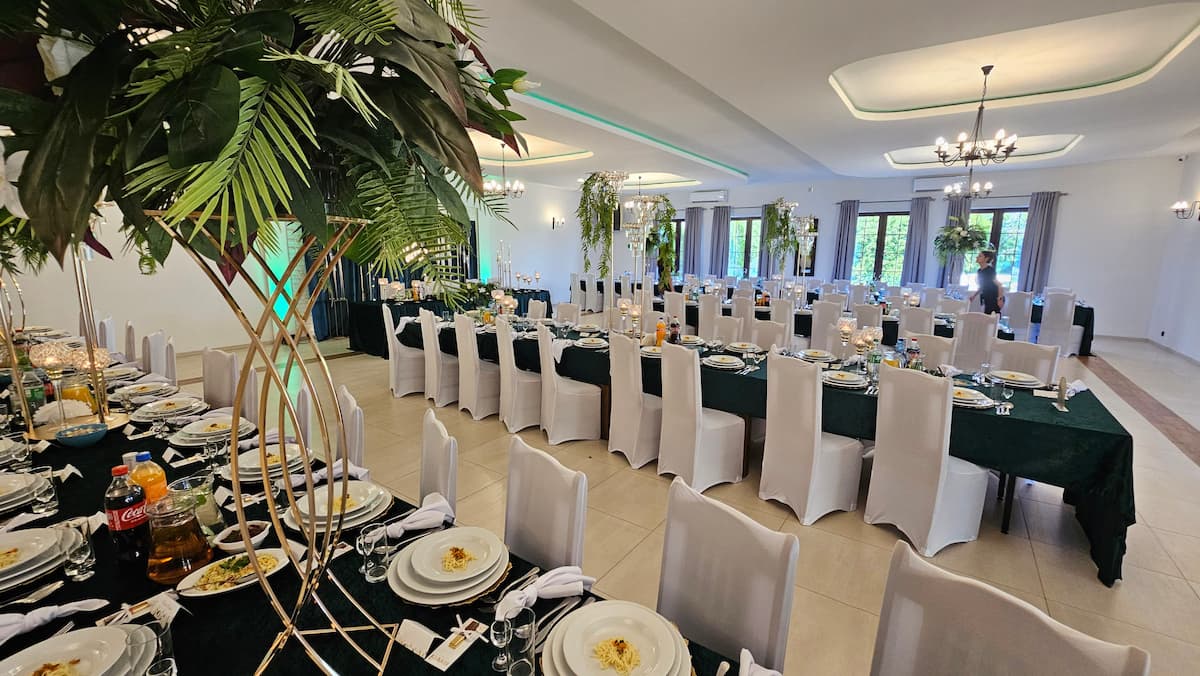 Dekoracja sali weselnej w stylu botanicznym — zieleń tropikalna i szmaragd