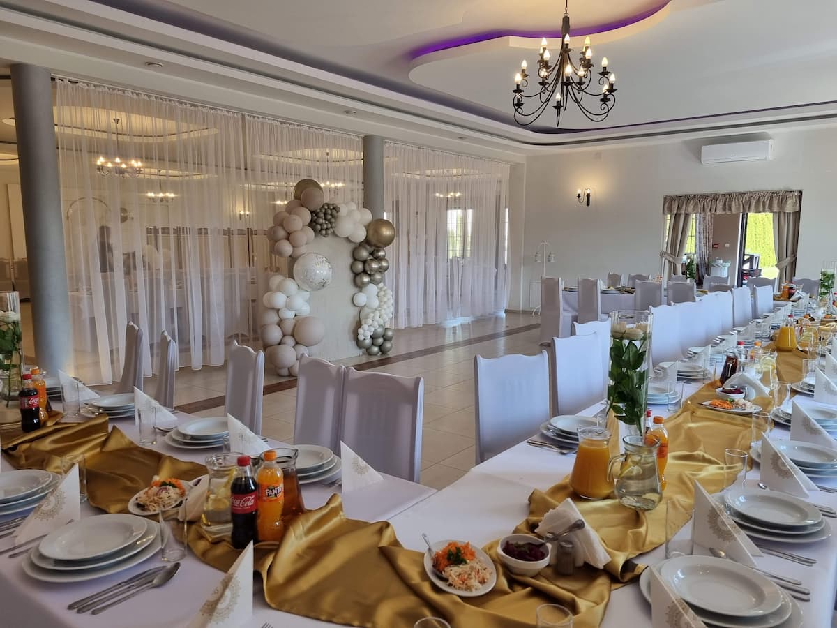 Stół komunijny z dekoracjami w Zajeździe Harasówka