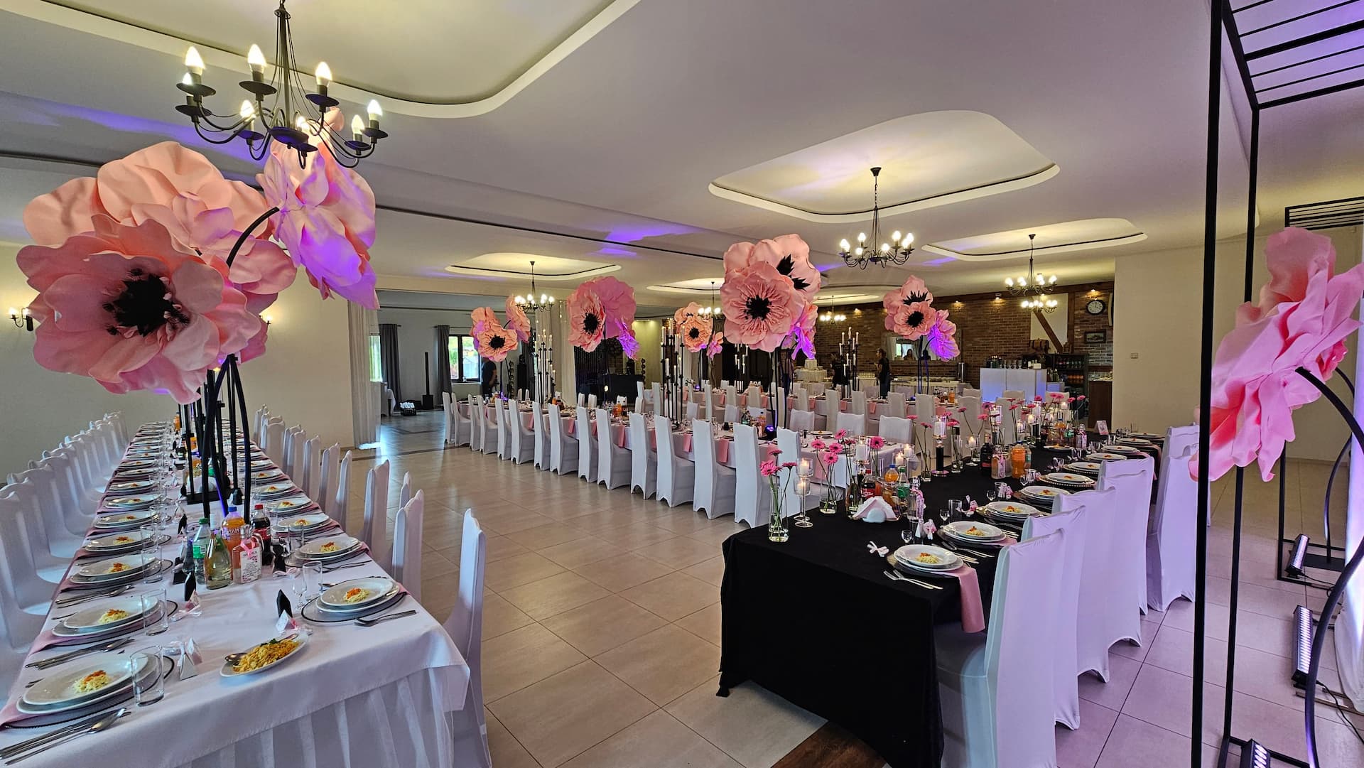 Udekorowana sala weselna w Zajeździe Harasówka