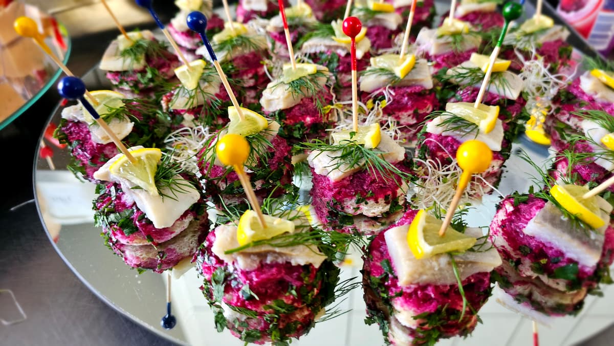 Kolorowe koreczki na stole weselnym w Harasówce