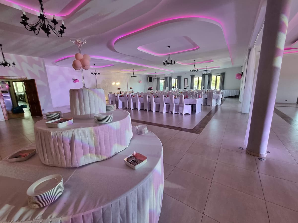 Sala weselna Harasówka — widok ogólny z parkietem i oświetleniem LED