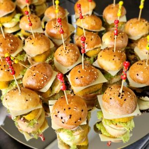 Burger z kotlecikiem drobiowym z sosem chilli (3szt)