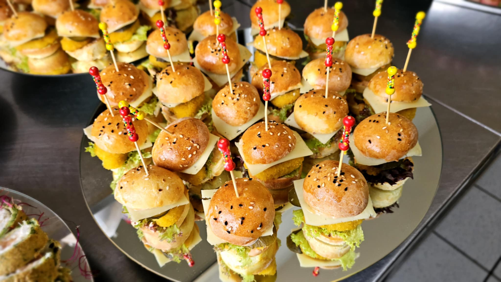 Burger z kotlecikiem drobiowym z sosem chilli (3szt)