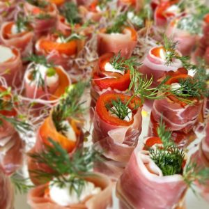 Papryka faszerowana serkiem ricotta w szynce szwrcwaldzkiej (3szt)